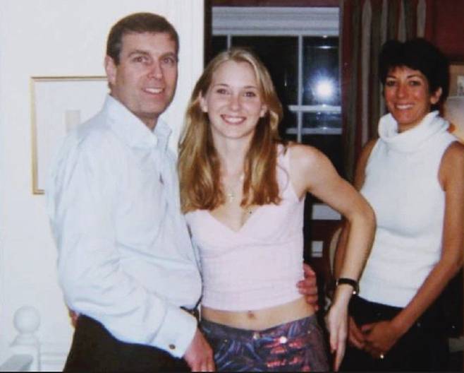 주프레(가운데)는 제프리 엡스타인과 그의 여자친구 길레인 맥스웰(오른쪽)의 회유와 강요로 17세 때부터 영국 앤드루 왕자(왼쪽)를 포함한 각국 유명 인사들에게 성을 상납하도록 강요당했다고 폭로했다. 사진 출처 AP 뉴시스