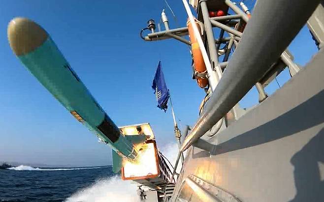 이란 혁명수비대가 공개한 호르무즈 해협에서의 훈련 모습. 이란 혁명수비대 ‘세파뉴스’ 캡처