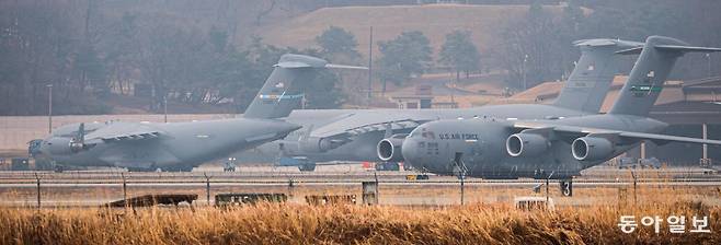 6일 오후 경기 오산 미 공군기지에서 대형 수송기들이 포착됐다. 미국과 이란 전쟁의 확전 우려가 커지고 있는 가운데 주한미군의 패트리엇 요격미사일 포대의 일부 전력을 중동 지역으로 차출하는 작업이 진행 중일 가능성이 제기됐다. 오산=송은석 기자 silverstone@donga.com