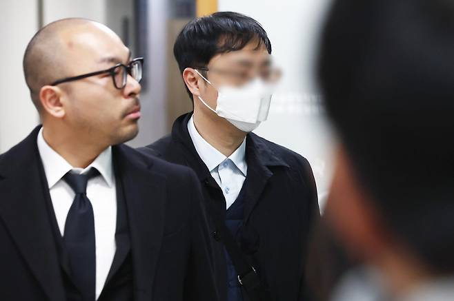 북한에 무인기를 날려 보낸 30대 대학원생 오 모 씨가 26일 오전 서울 서초구 서울중앙지법에서 구속 전 피의자 심문을 받기 위해 출석하고 있다. 2026.2.26 뉴스1