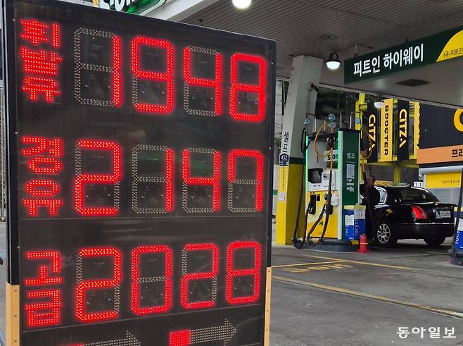 6일 서울 강서구의 한 주유소에 L당 판매가격이 휘발유보다 경유가 더 비싸게 표시돼 있다. 
김재명 기자 base@donga.com