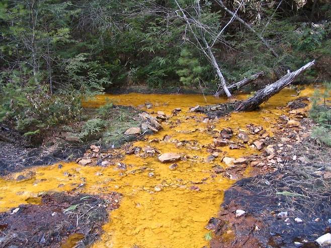 미국 데이비스 광산에서 흘러나온 폐수로 강이 오염된 모습. Microbialmatt(W) 제공