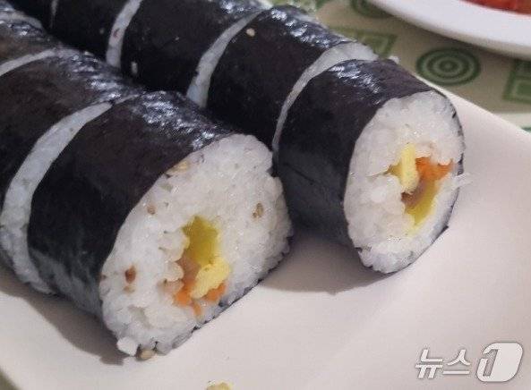 제64회 탐라문화제 부스에서 2줄당 8000원에 판매된 '부실 김밥'./사진=온라인 커뮤니티 갈무리, 뉴스1