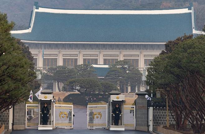 청와대 정문에 경호인력들이 배치돼 있다.  청와대통신사진기자단