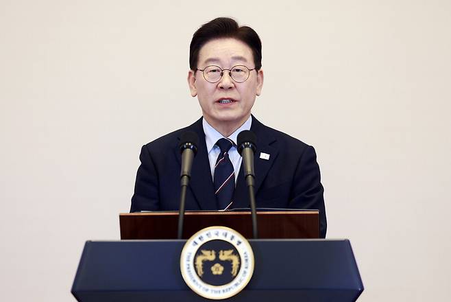 이재명 대통령이 6일 청와대 영빈관에서 열린 2026년 준장 진급 장성 삼정검 수여식에서 격려사를 하고 있다. 청와대통신사진기자단