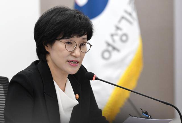 원민경 여성가족부 장관이 지난해 9월 정부서울청사에서 열린 '스토킹 교제폭력 관련 대책회의'를 주재하고 있다. 홍인기 기자