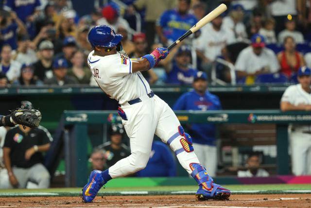 베네수엘라의 로널드 아쿠냐 주니어가 7일 미국 플로리다주 마이애미의 론디포 파크에서 열린 WBC D조 1차전 네덜란드와 경기에서 1회 2루타를 치고 있다. 마이애미=AP 연합뉴스