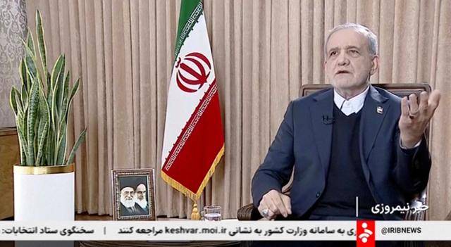 마수드 페제시키안 이란 대통령이 1월 11일 국영방송에 출연해 당시 진행된 반정부 시위와 관련해 발언하고 있다. 로이터 연합뉴스