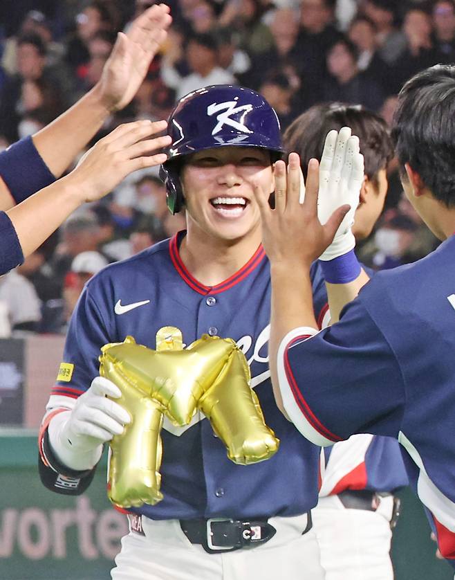 <yonhap photo-5297=""> 김혜성 '동점 투런포!' (도쿄=연합뉴스) 임화영 기자 = 7일 일본 도쿄돔에서 열린 2026 월드베이스볼클래식(WBC) 조별리그 C조 2차전 대한민국과 일본의 경기. 4회초 1사 1루 한국 김혜성이 2점 홈런을 친 뒤 자축하고 있다. 2026.3.7 hwayoung7@yna.co.kr/2026-03-07 20:53:26/ <저작권자 ⓒ 1980~2026 ㈜연합뉴스. 무단 전재 재배포 금지, AI 학습 및 활용 금지></yonhap>