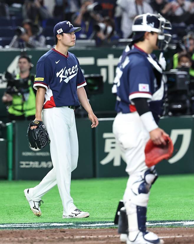 <yonhap photo-5517="">7일 일본 도쿄돔에서 열린 2026 WBC 조별리그 C조 2차전 대한민국과 일본의 경기. 7회말 2사 만루 일본 요시다에게 2타점 적시타를 허용한 한국 김영규가 아쉬워하고 있다. 2026.3.7 [연합뉴스]</yonhap>