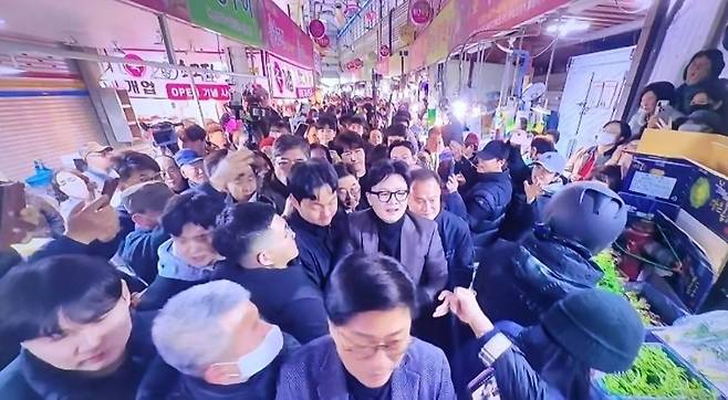 한동훈 전 국민의힘 대표가 7일 부산 북구 구포시장을 찾아 지지자와 시민들 사이를 이동하고 있다. (온라인 캡처)