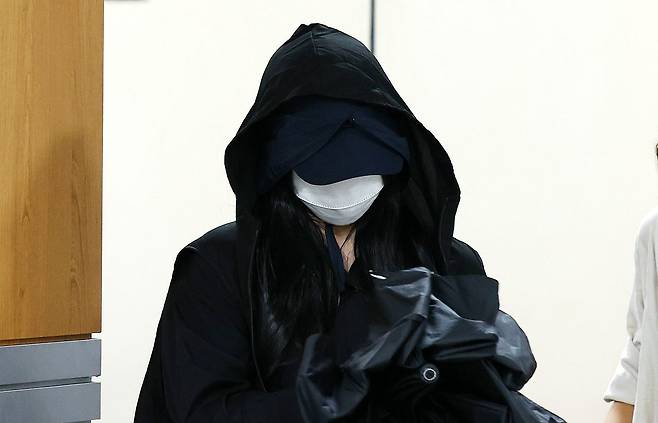 유명 연예인들에 대한 허위 정보를 퍼뜨린 혐의로 징역형의 집행 유예를 선고받은 유튜버 '탈덕수용소' 박모. 박씨가 2024년 9월 서울 서초구 서울중앙지방법원을 나서고 있다. 뉴스1