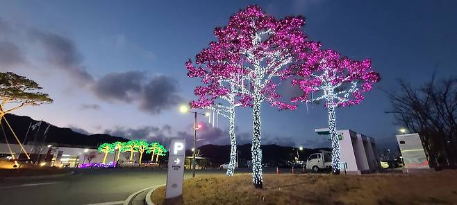 충남도청 신도시에 있는 충남도서관 전경. 충남도서관은 2023~225년 충남지역 도서관 사서들의 서평을 묶은 책을 발간했다. [사진 충남도]