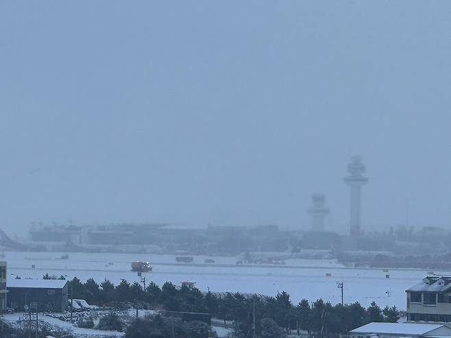 지지난 2023년 12월 제주국제공항에 폭설이 내려 제주공항측이 제설작업을 하고 있다. 최충일 기자