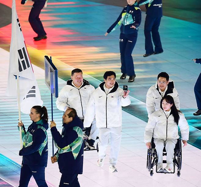 7일 이탈리아 베로나 아레나에서 열린 2026 밀라노·코르티나담페초 동계패럴림픽 개회식에서 입장하는 한국 선수단. 사진 대한장애인체육회