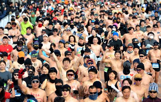 2026년 병오년(丙午年) 새해 첫날인 1월 1일 오전 11시 11분 11초, 대전 엑스포과학공원에서 이색 새해맞이 맨몸마라톤대회가 열렸다. 이날 한겨울 동장군의 날씨를 잊고 맨몸의 뜨거운 열정으로 전국에서 모인 2026명의 남녀노소 참가자들이 힘찬 레이스를 펼치고 있다. [김성태 객원기자]