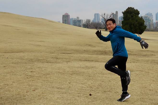 조상호 달리기한의원장이 서울 올림픽공원에서 러닝 전 몸을 풀고 있다. 김홍준 기자