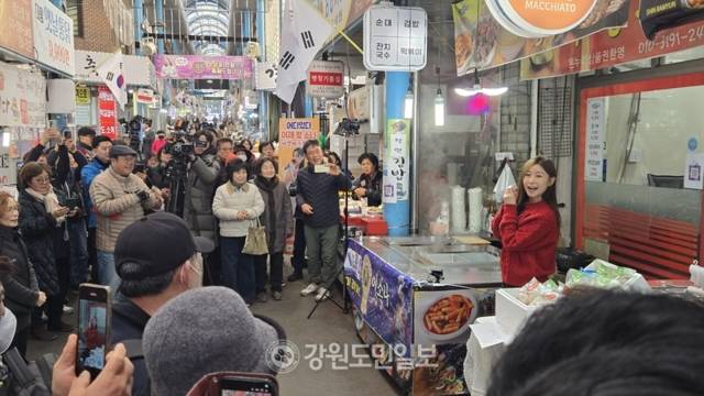 ▲ 가수 이소나가 7일 춘천 후평1단지시장을 찾아 시민들을 맞았다. 김진형 기자