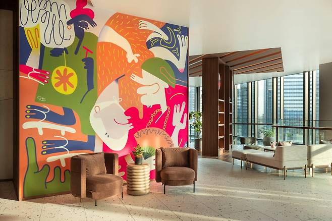 경쾌한 분위기를 느낄 수 있는 로비