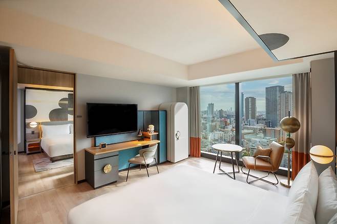 우메다 전경이 펼쳐지는 객실