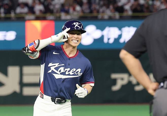 7일 일본 도쿄돔에서 열린 2026 월드베이스볼클래식(WBC) 조별리그 C조 2차전 대한민국과 일본의 경기.     4회초 1사 1루 한국 김혜성이 2점 홈런을 친 뒤 자축하고 있다.사진=연합뉴스
