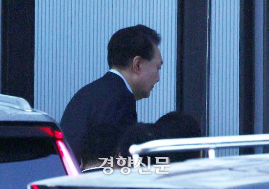 내란 우두머리와 직권남용 권리행사 방해 혐의를 받는 윤석열 대통령의 2차 체포영장 집행이 실시된 지난해 1월15일 윤 대통령이 정부과천청사 고위공직자범죄수사처에 출석하고 있다. 문재원 기자