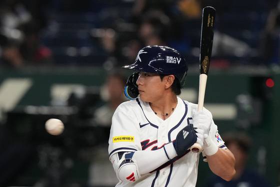 Korea's Lee Jung-hoo in action during the second inning of a World Baseball Classic game between Korea and Czechia in Tokyo on March 5.  [AP/YONHAP]