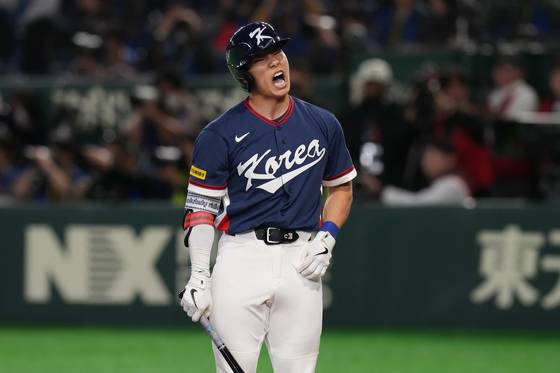 Korea's Kim Hye-seong reacts after getting struck out during the eighth inning of a World Baseball Classic game between Korea and Japan at the Tokyo Dome in Tokyo on March 7. [AP/YONHAP]