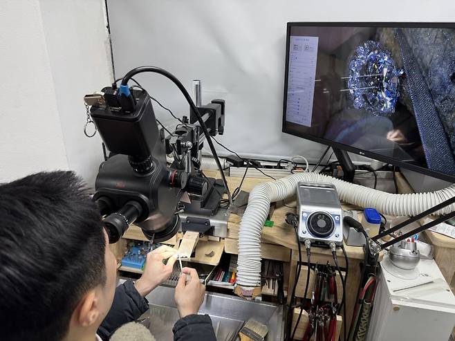 강씨가 작업을 하는 모습. 정밀한 작업을 위해 400만원짜리 현미경을 구입했다고 한다. 백재연 기자