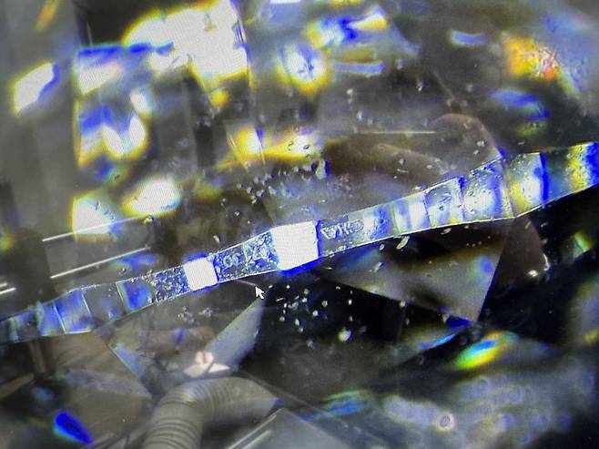 다이아몬드 측면에 새겨진 시리얼의 모습. 이를 프롱과 프롱 사이에 맞춰 고객이 자신이 스톤임을 확인할 수 있도록 한다. 백재연 기자