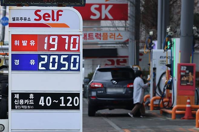 정부가 국제유가 상승 국면을 틈탄 가격 담합이나 매점매석 등 불법 행위에 대해 엄정 단속에 나서겠다고 밝힌 가운데 서울 휘발유와 경유 가격이 1900원대를 넘어섰다. 6일 한국석유공사 유가정보시스템 오피넷에 따르면 이날 오전 9시 기준 전국 주유소 평균 휘발유 가격은 L당 1856.3원으로 전날보다 22.0원 상승했다. 사진은 이날 서울 시내 주유소 모습. 연합뉴스