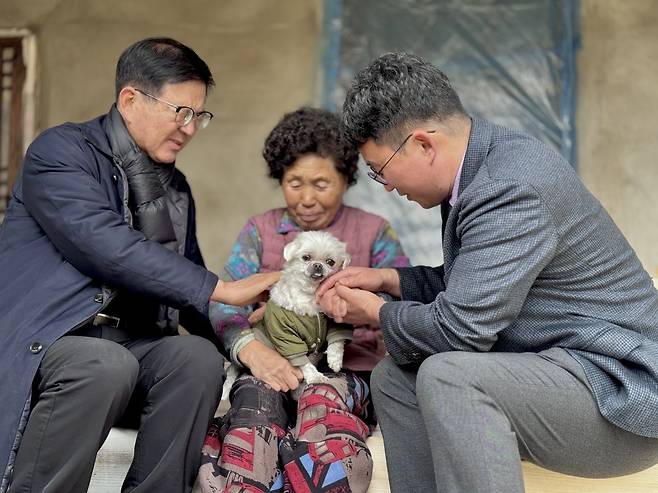 정재윤(오른쪽) 나무숲교회 목사가 6일 인근 주민 최영애(가운데) 할머니 집을 방문해 할머니를 위해 기도하고 있다.