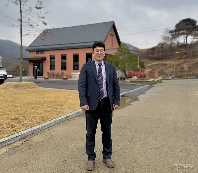 정재윤 나무숲교회 목사가 6일 충북 청주 예배당 앞에서 교회 사역을 소개하고 있다.