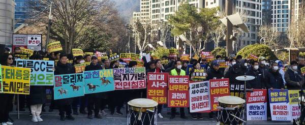 과천경마공원 이전 반대 비상대책위원회가 7일 오후 과천 중앙공원에서 2차 시민 총궐기대회를 열고, 정부의 일방적인 부동산 정책을 규탄하고 있다. 김형표기자