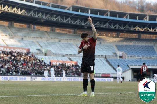골을 넣고 기뻐하는 부천 갈레고. 사진[연합뉴스]