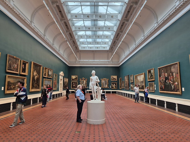 18세기 계몽주의 시대를 주제로 영국, 아일랜드, 프랑스, 이탈리아, 스페인, 네덜란드, 스위스 화가들의 작품을 전시하고 있는 그랜드 갤러리. ©김슬기