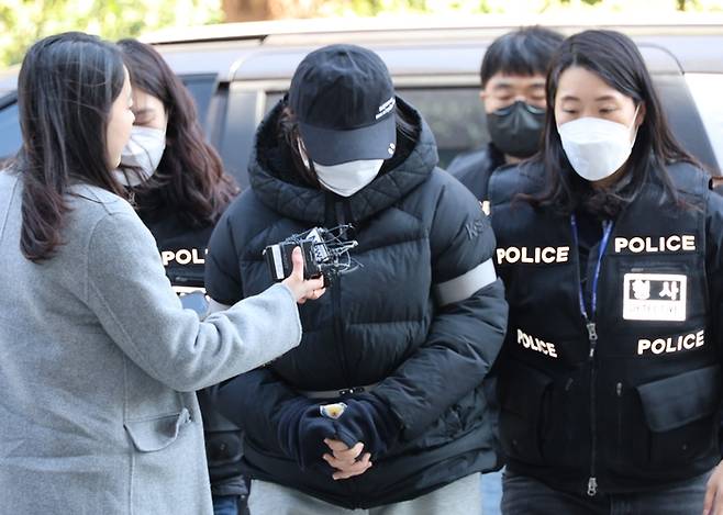 생후 20개월 된 딸을 방임해 숨지게 한 혐의를 받는 20대 친모가 7일 오후 구속 전 피의자 심문(영장실질심사)이 열리는 인천지법에 들어서고 있다. [연합뉴스]