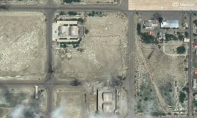 공습으로 파손된 이란 공군기지. [연합뉴스]