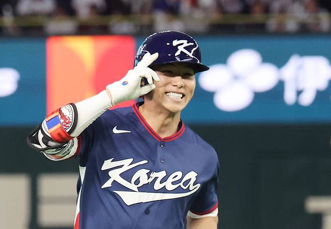 야구대표팀 김혜성이 7일 일본 도쿄돔에서 열린 2026 월드베이스볼클래식(WBC) 조별리그 C조 2차전 일본과 경기에서 4회초 2점 홈런을 친 뒤 기뻐하고 있다. 연합뉴스