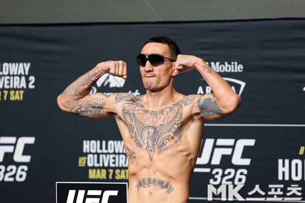 메인 이벤터 맥스 할러웨이가 계체 통과 후 포즈를 취하고 있다. 사진(美 라스베가스)= 김재호 특파원