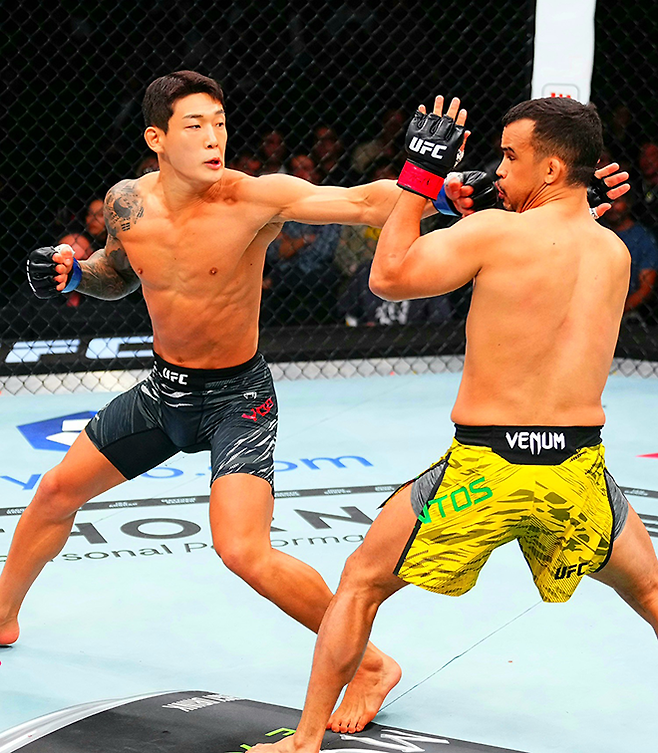 ‘좀비 주니어’ 유주상이 2025년 10월 미국 네바다주 패러다이스의 티모바일 아레나 UFC320 계약 체중 69.4㎏ Preliminary card 제3경기에서 다니에우 구스타부 곤자가 산투스를 공격하고 있다. 사진=TKO