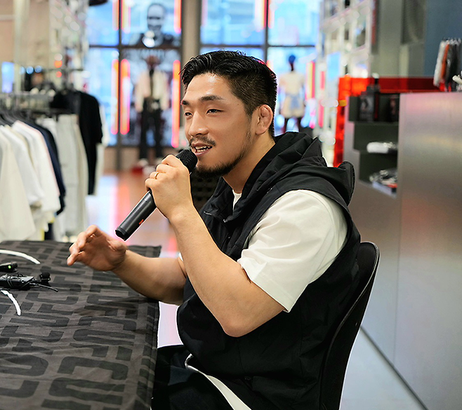 ‘유짓수’ 유수영이 2025년 7월 서울특별시 UFC스포츠 성수점 기자회견에서 발언하고 있다. 사진=TKO