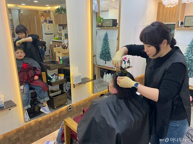 서울 은평구 '예랑헤어'의 임선경 원장이 지적장애인 이현주씨의 새치 염색을 하는 모습./사진=이현수 기자.