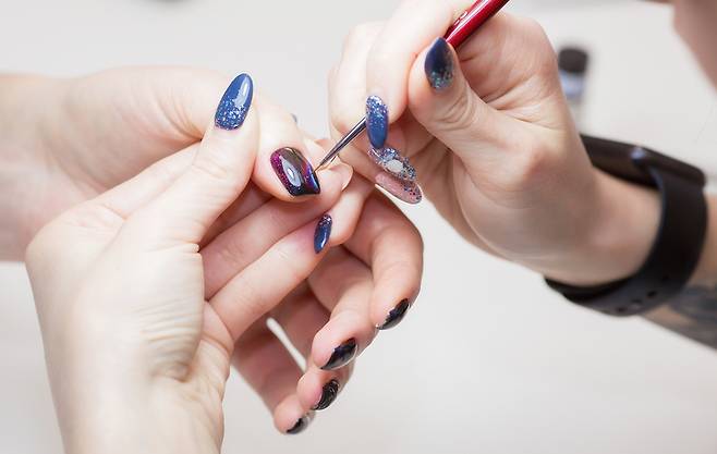 심장마비로 병원에 실려간 중국의 한 20대 여성이 젤 네일 때문에 치료가 지연될 뻔했던 사건이 알려졌다./사진=게티이미지뱅크