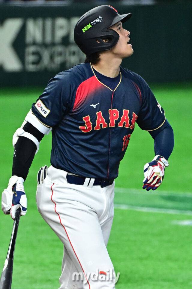 6일 일본 도쿄돔에서 열린 2026 월드 베이스볼 클래식(WBC) 조별리그 일본-대만 경기. 일본 오타니가 2회초 1사 만루에 홈런을 바라보고 있다./도쿄(일본)=한혁승 기자 hanfoto@mydaily.co.kr