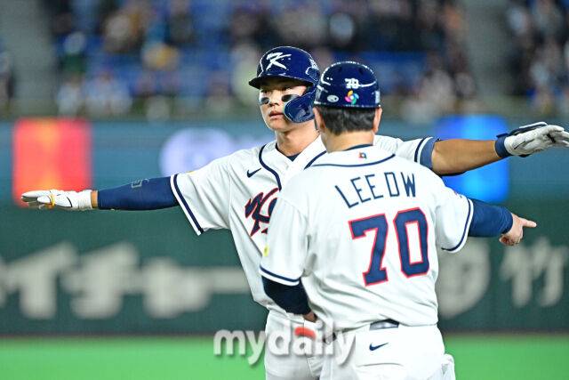 5일 일본 도쿄돔에서 열린 2026 월드 베이스볼 클래식(WBC) 조별리그 한국-체코 경기. 김주원이 2회말 무사 2루에 안타를 치고 있다./도쿄(일본)=한혁승 기자