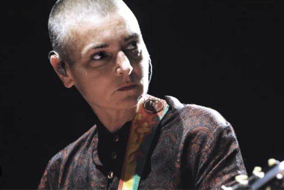 말년에 이르러서도 시네이드 오코너의 삶은 쉽게 안정되지 않았다. 그는 여러 차례 자신의 정신 질환 문제를 공개적으로 언급했고, 때로는 사회관계망서비스(SNS)를 통해 불안정한 상태를 직접 드러내기도 했다. [게티이미지/Photo by Unknown]