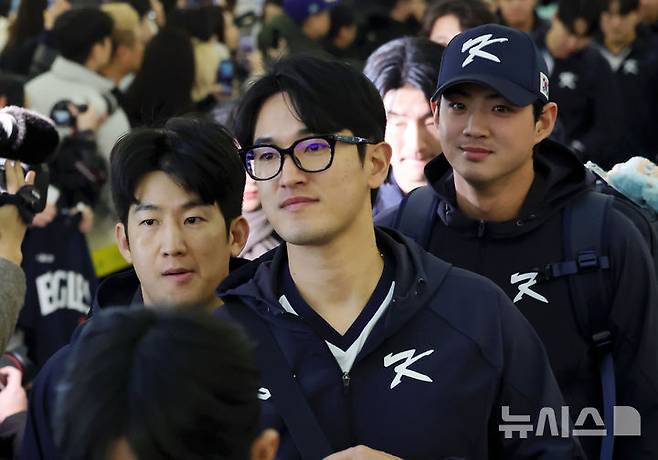 [인천공항=뉴시스] 홍효식 기자 = 대한민국 야구국가대표팀 최재훈(왼쪽부터), 고영표, 구자욱 등이 9일 미국령 사이판에서 열리는 2026 월드베이스볼클래식(WBC) 1차 캠프 전지훈련에 참가하기 위해 인천국제공항 제1터미널에 도착하고 있다. 2026.01.09. yesphoto@newsis.com