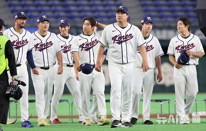 [도쿄=뉴시스] 권창회 기자 = 2026 월드베이스볼클래식(WBC) 개막을 하루 앞둔 4일 일본 도쿄돔에서 한국야구대표팀 류현진을 비롯한 투수 선수들이 이동하고 있다. 2026.03.04. kch0523@newsis.com