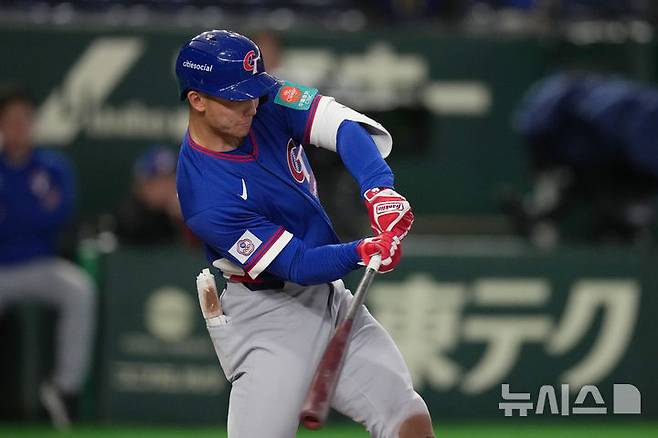 [도쿄=AP/뉴시스] 대만의 스튜어트 페어차일드가 7일 일본 도쿄돔에서 열린 2026 월드베이스볼클래식(WBC) 조별리그 C조 체코와의 경기에서 2회 만루홈런을 치고 있다. 2026.03.07.
